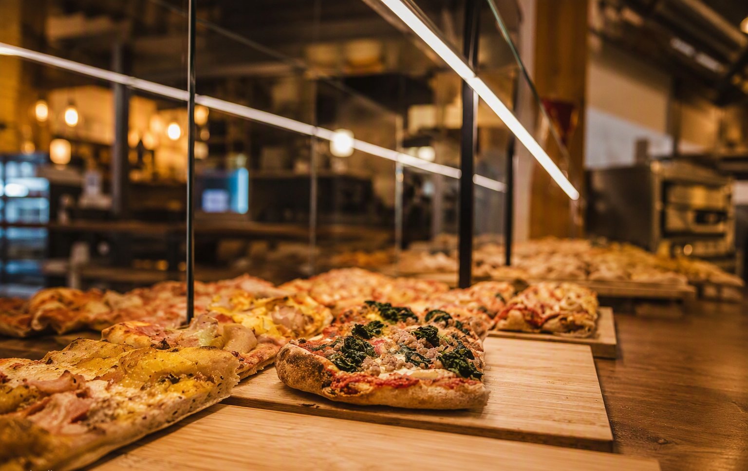 Tranci di pizza nel banco