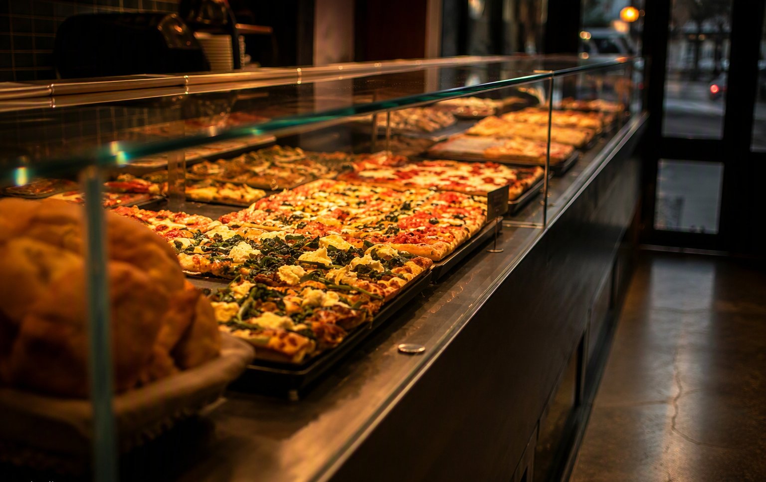 Pizze in teglia nella vetrina